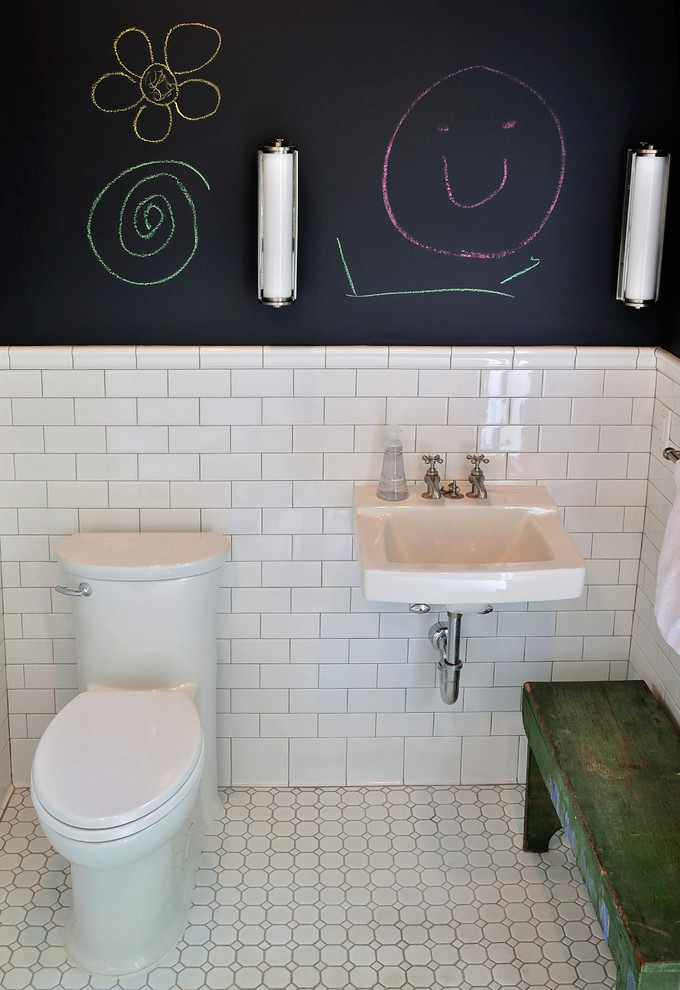 Kleines Uriges Duschbad mit Wandwaschbecken, Toilette mit Aufsatzspülkasten, weißen Fliesen, Metrofliesen, schwarzer Wandfarbe und Mosaik-Bodenfliesen in New York