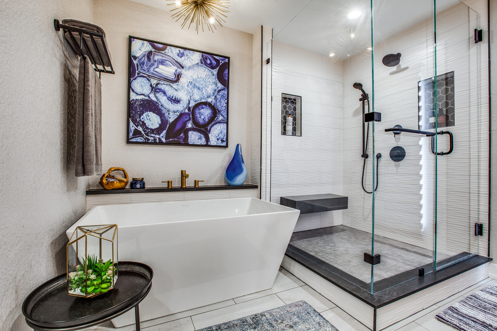 Klassisches Badezimmer mit freistehender Badewanne, Eckdusche, weißen Fliesen, weißer Wandfarbe, weißem Boden, Falttür-Duschabtrennung, Wandnische und Duschbank in Dallas