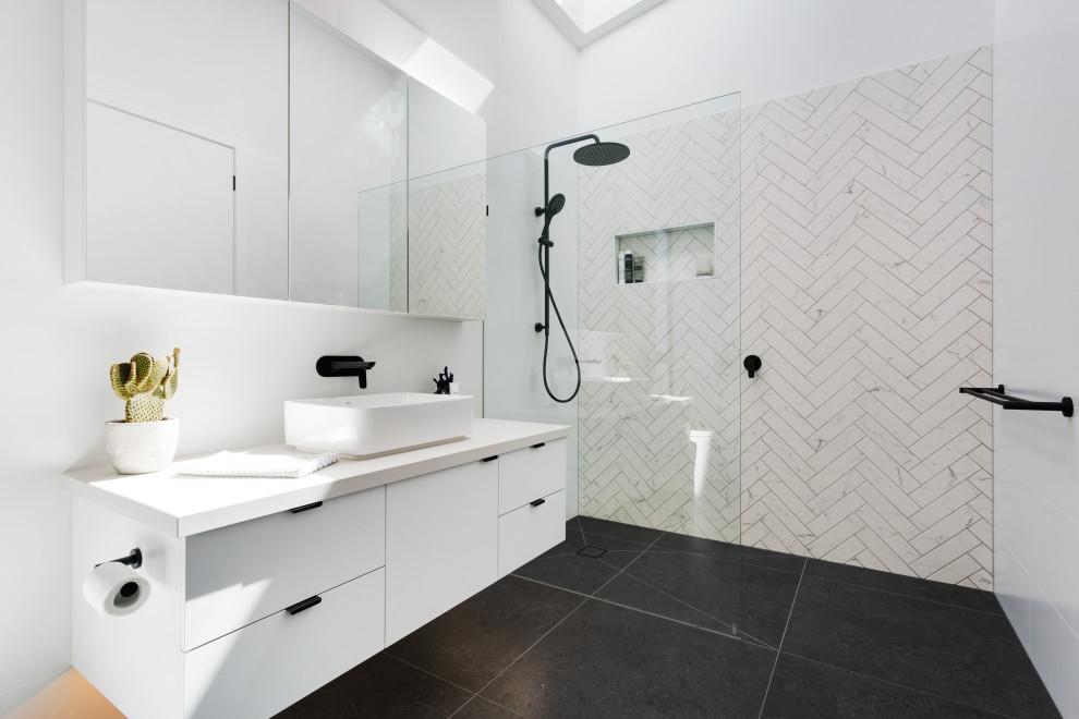 Стильный дизайн: ванная комната в современном стиле с нишей - последний тренд