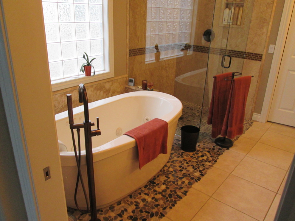 Exempel på ett stort minimalistiskt en-suite badrum, med ett undermonterad handfat, luckor med upphöjd panel, skåp i mellenmörkt trä, bänkskiva i akrylsten, ett fristående badkar, en hörndusch, beige kakel, porslinskakel, beige väggar och klinkergolv i porslin