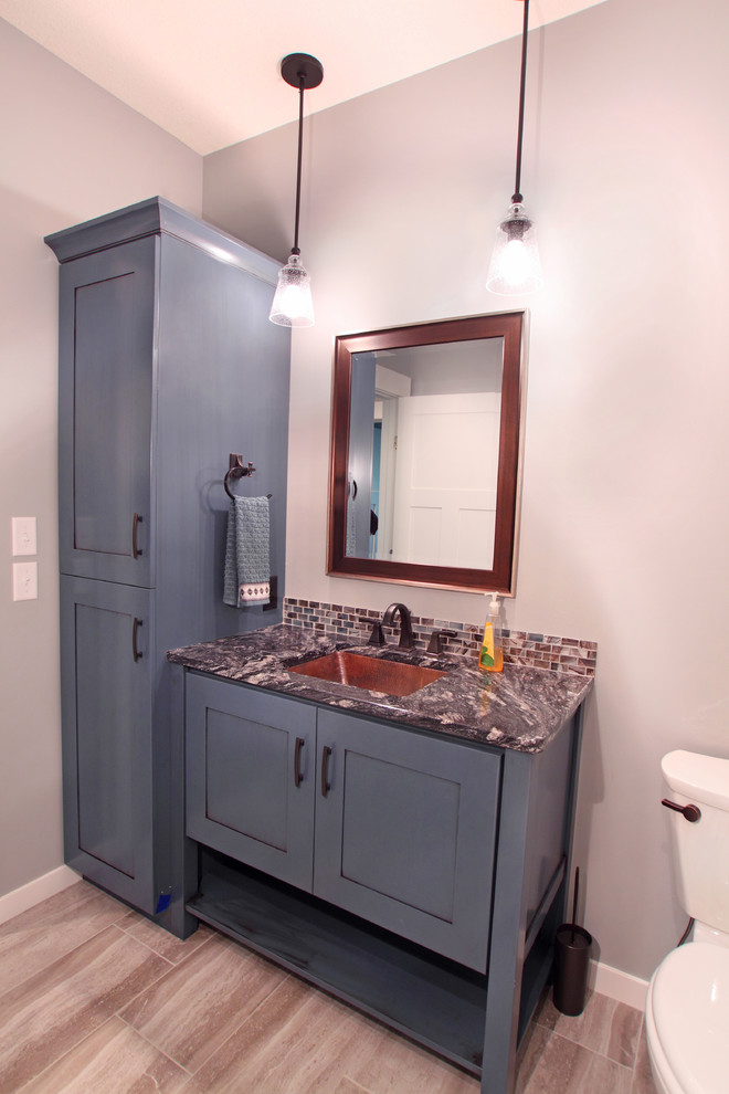 Foto di una piccola stanza da bagno con doccia moderna con ante lisce, ante blu, piastrelle grigie, piastrelle in ceramica, pareti grigie, pavimento con piastrelle in ceramica, lavabo sottopiano e top in granito