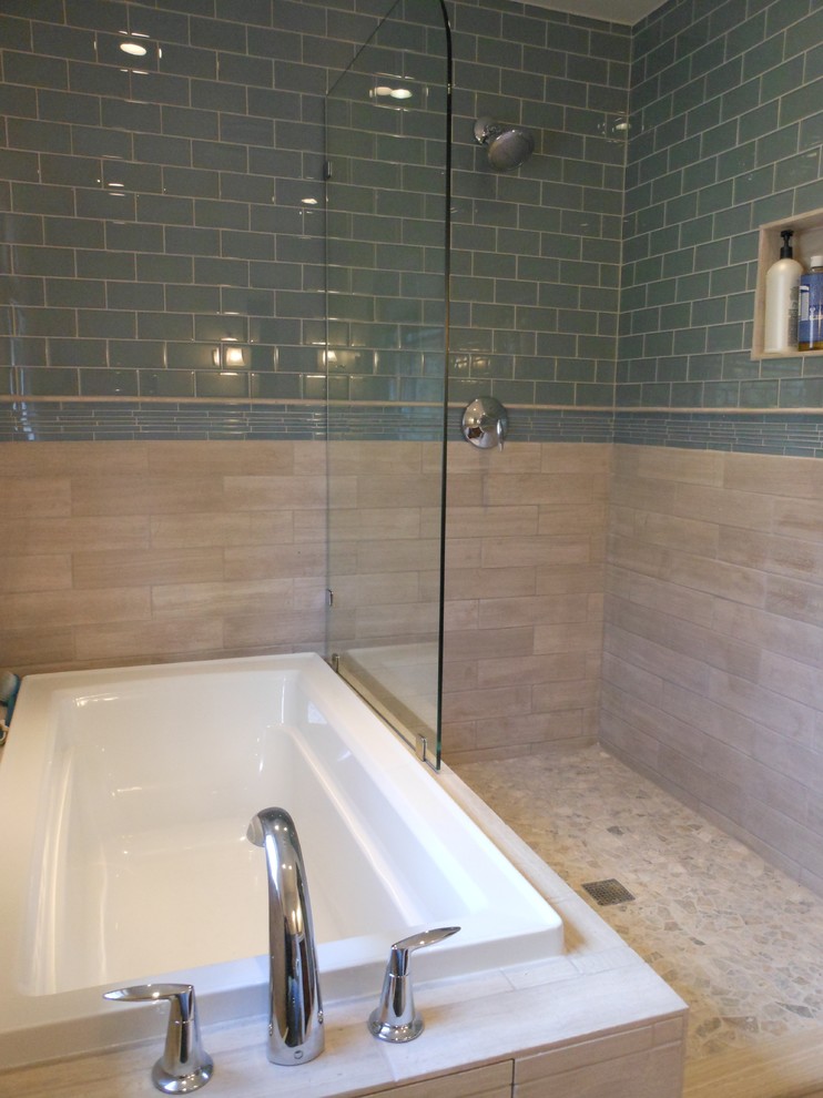 Foto de cuarto de baño contemporáneo pequeño con bañera encastrada, ducha abierta, baldosas y/o azulejos de vidrio, sanitario de una pieza, paredes beige y suelo de baldosas tipo guijarro