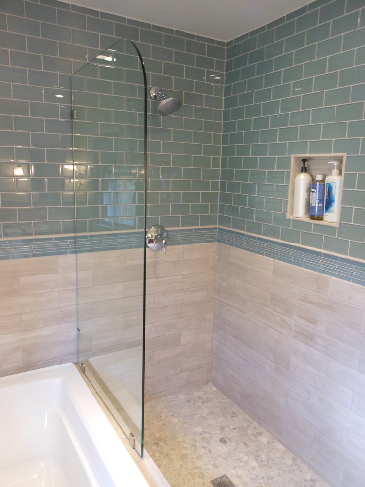 Ejemplo de cuarto de baño actual pequeño con bañera encastrada, ducha abierta, baldosas y/o azulejos de vidrio, suelo de baldosas tipo guijarro, sanitario de una pieza y paredes beige