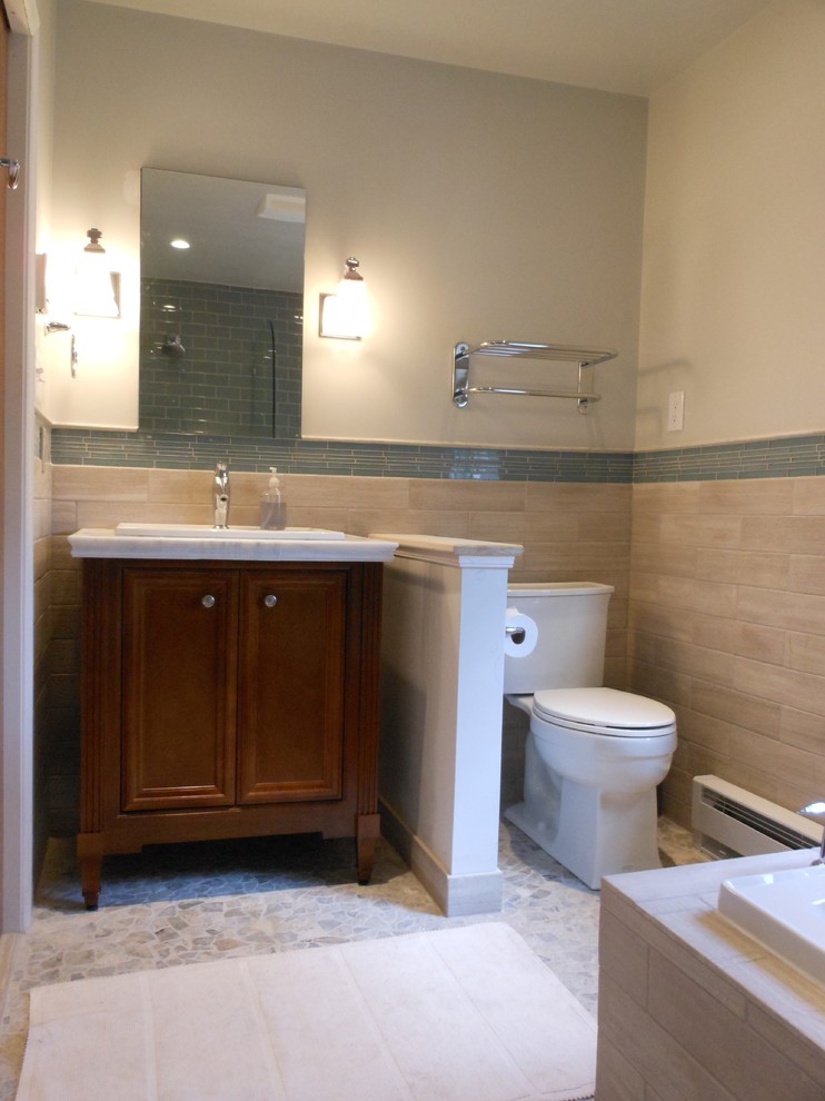 Inspiration för små moderna badrum, med ett platsbyggt badkar, en öppen dusch, en toalettstol med hel cisternkåpa, glaskakel, beige väggar och klinkergolv i småsten