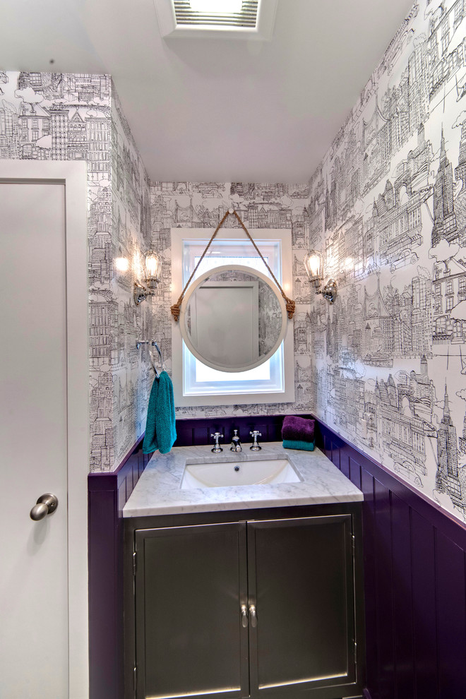 サンフランシスコにあるお手頃価格の小さなトランジショナルスタイルのおしゃれなバスルーム (浴槽なし) (オーバーカウンターシンク、大理石の洗面台、一体型トイレ	、セラミックタイルの床) の写真