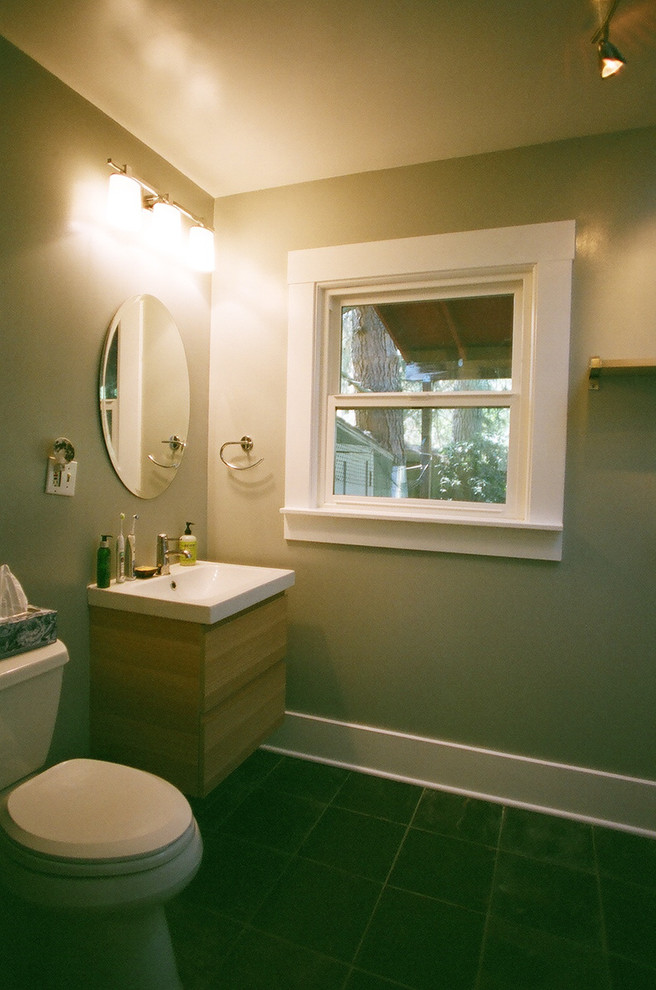 Идея дизайна: главная ванная комната среднего размера в современном стиле с плоскими фасадами, светлыми деревянными фасадами, ванной в нише, душем над ванной, раздельным унитазом, белой плиткой, керамической плиткой, бежевыми стенами, полом из сланца и подвесной раковиной