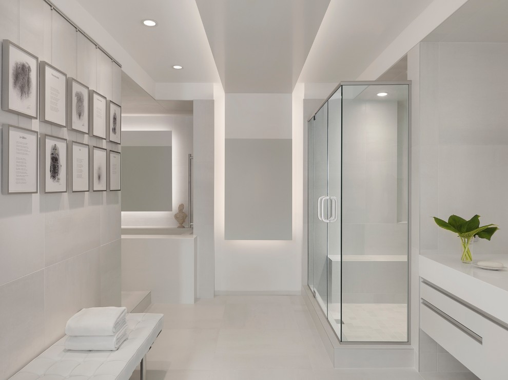 Idéer för att renovera ett mellanstort funkis en-suite badrum, med vita skåp, vit kakel, porslinskakel, vita väggar, klinkergolv i porslin, vitt golv och dusch med gångjärnsdörr
