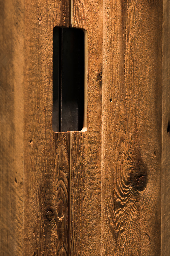 Inspiration pour une salle de bain principale minimaliste en bois vieilli de taille moyenne avec un placard à porte plane.