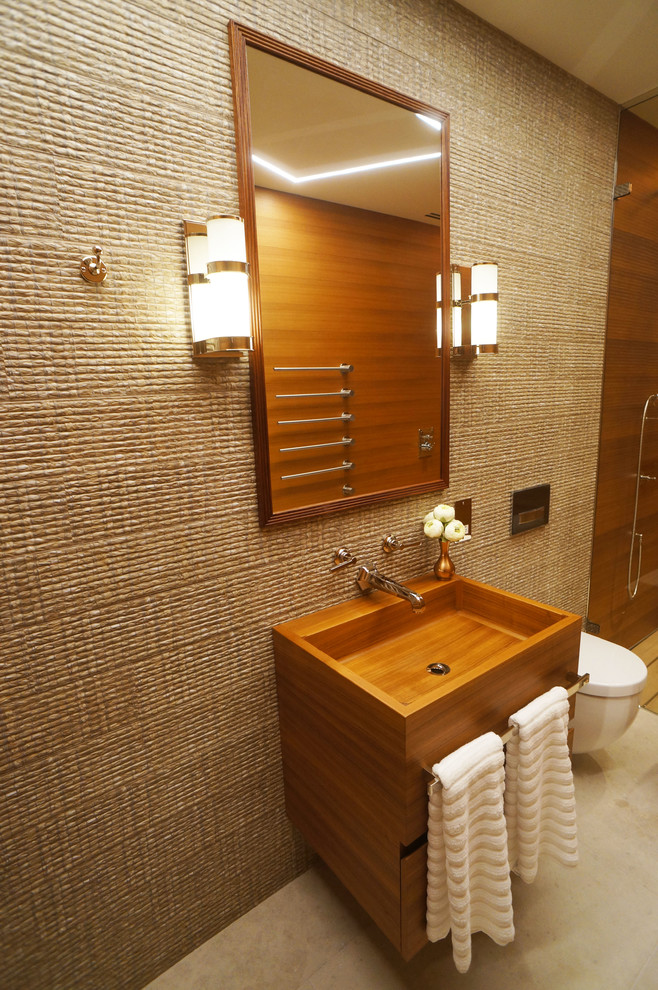 Idee per una grande stanza da bagno moderna con piastrelle bianche, piastrelle in gres porcellanato, pareti marroni, pavimento in pietra calcarea e top in marmo