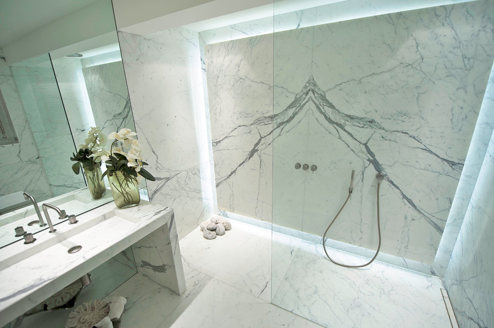 Foto di una grande stanza da bagno minimalista con doccia aperta, piastrelle bianche, lastra di pietra, pareti bianche, pavimento in marmo, lavabo a consolle e top in marmo
