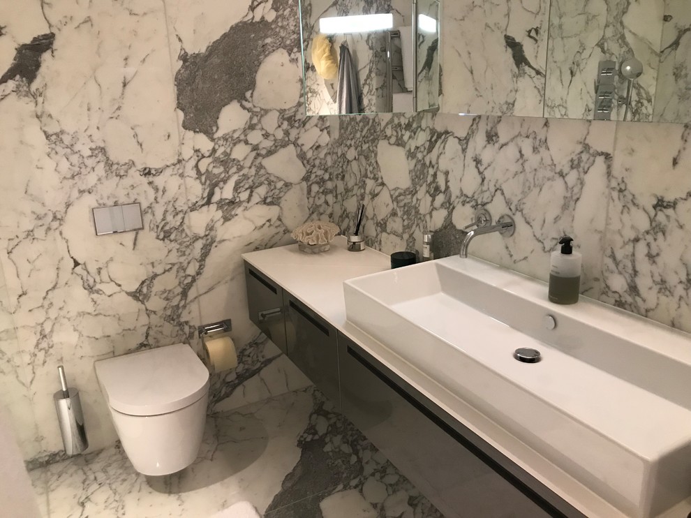 На фото: ванная комната среднего размера с плиткой из листового камня, мраморным полом, душевой кабиной и мраморной столешницей с
