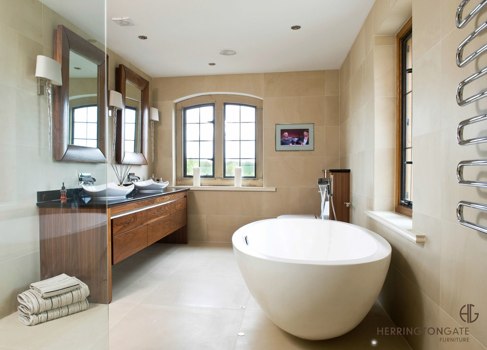 Foto di una stanza da bagno padronale design con ante in legno scuro, top in granito, vasca freestanding, doccia aperta, piastrelle beige e pareti beige