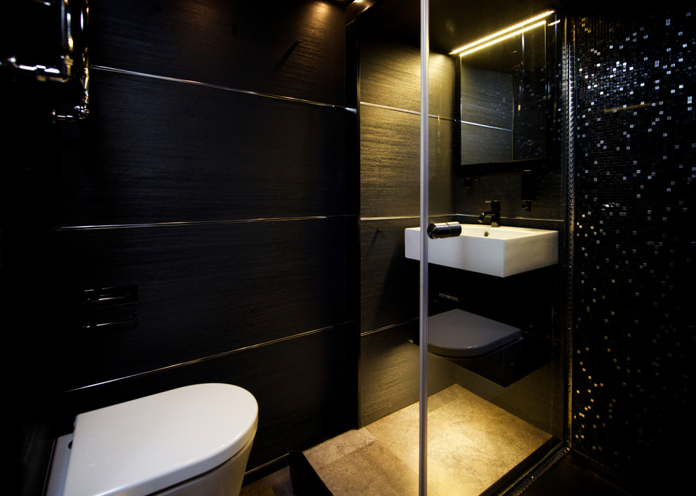 Inspiration pour une petite salle de bain principale design en bois foncé avec une grande vasque, un placard à porte plane, un carrelage noir et un carrelage en pâte de verre.