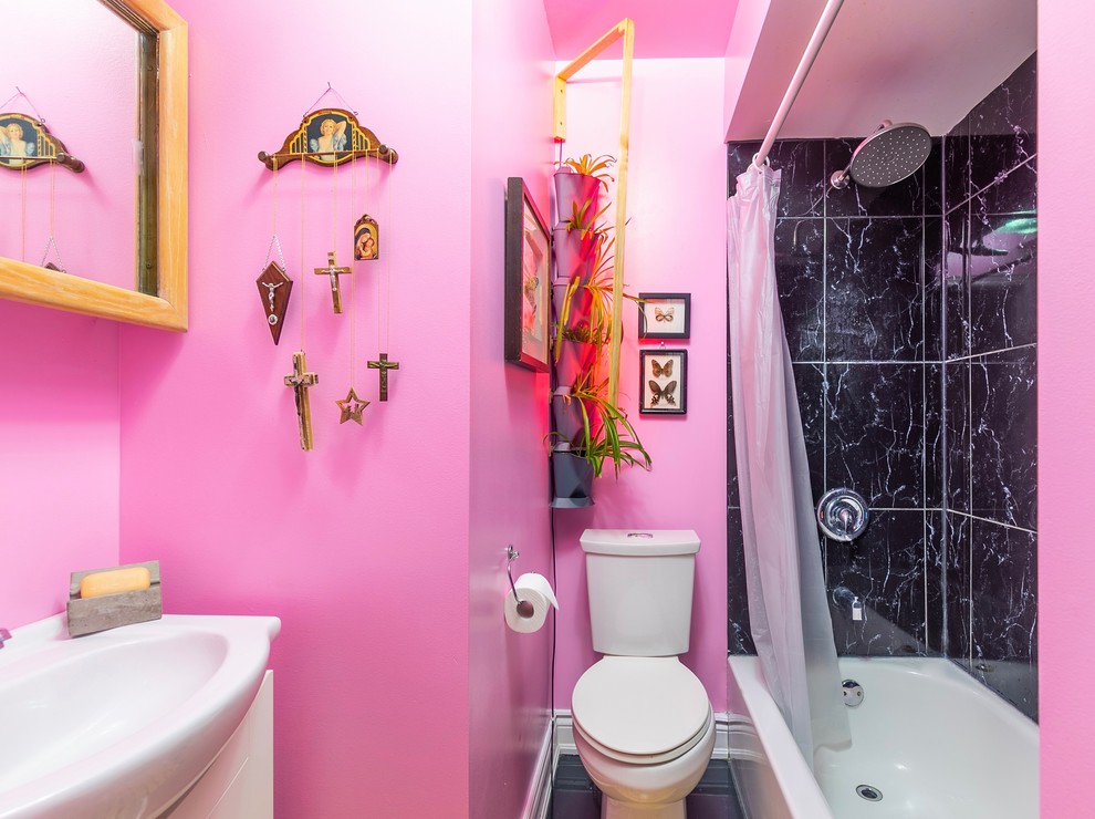 На фото: маленькая главная ванная комната в стиле фьюжн с стеклянными фасадами, светлыми деревянными фасадами, ванной в нише, душем над ванной, раздельным унитазом, черной плиткой, цементной плиткой, розовыми стенами, полом из керамической плитки, консольной раковиной, черным полом, шторкой для ванной и белой столешницей для на участке и в саду с