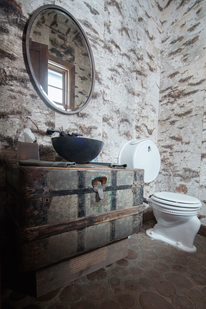 Cette image montre une salle de bain chalet de taille moyenne avec une grande vasque, WC séparés et un placard en trompe-l'oeil.