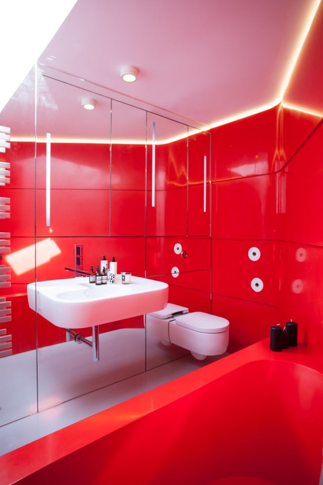 Modernes Badezimmer mit Mineralwerkstoff-Waschtisch, roten Fliesen, Einbaubadewanne, bodengleicher Dusche und roter Wandfarbe in Buckinghamshire
