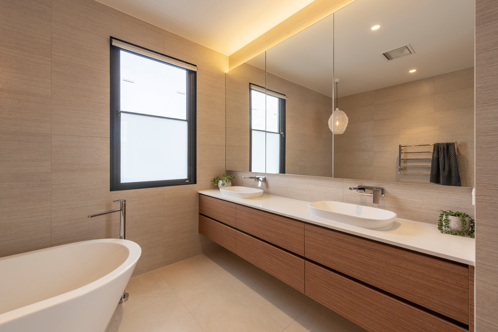 Idéer för ett modernt vit badrum, med släta luckor, ett fristående badkar, brun kakel, porslinskakel, bruna väggar, klinkergolv i porslin, ett konsol handfat, med dusch som är öppen, skåp i ljust trä, en öppen dusch och bänkskiva i kvarts