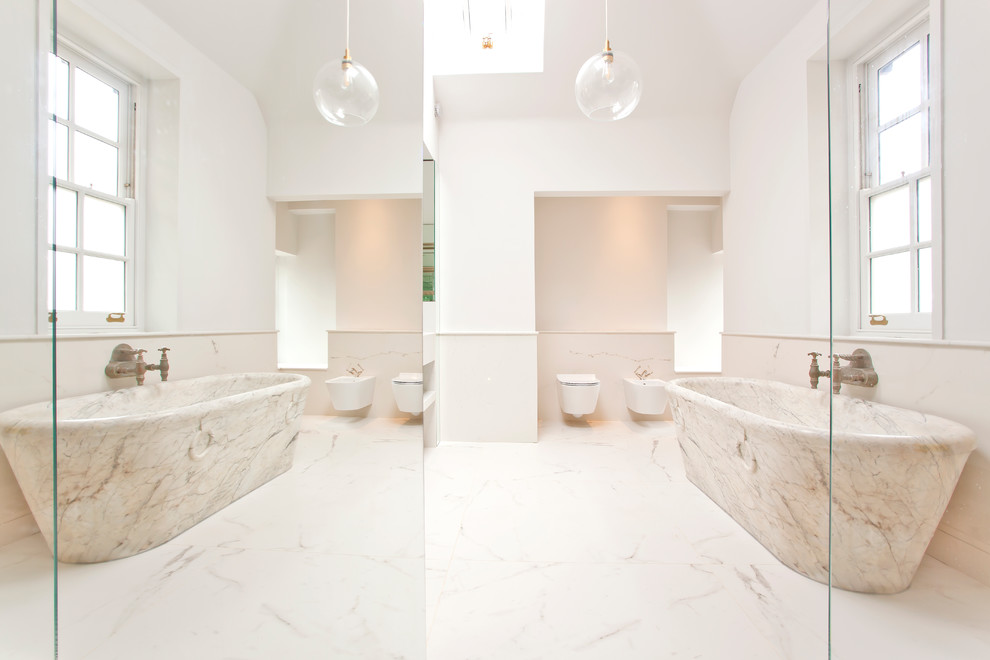 Свежая идея для дизайна: большая детская ванная комната в стиле модернизм с отдельно стоящей ванной, открытым душем, инсталляцией, белой плиткой, керамогранитной плиткой, белыми стенами, полом из керамогранита, подвесной раковиной, столешницей из кварцита, белым полом, открытым душем и белой столешницей - отличное фото интерьера