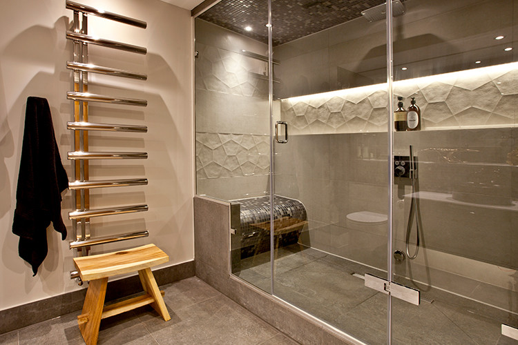Свежая идея для дизайна: баня и сауна в современном стиле с душевой комнатой, бежевой плиткой, цементной плиткой, бежевыми стенами, полом из керамогранита, серым полом, душем с распашными дверями и сиденьем для душа - отличное фото интерьера