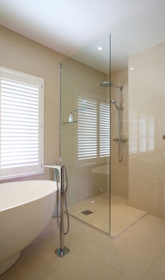 Imagen de cuarto de baño principal y único contemporáneo de tamaño medio con baldosas y/o azulejos de cerámica y encimera de madera