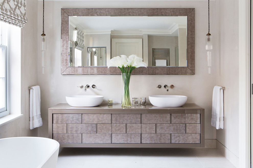 Bild på ett funkis beige beige badrum, med beige skåp, ett fristående badkar, beige väggar, ett fristående handfat och vitt golv