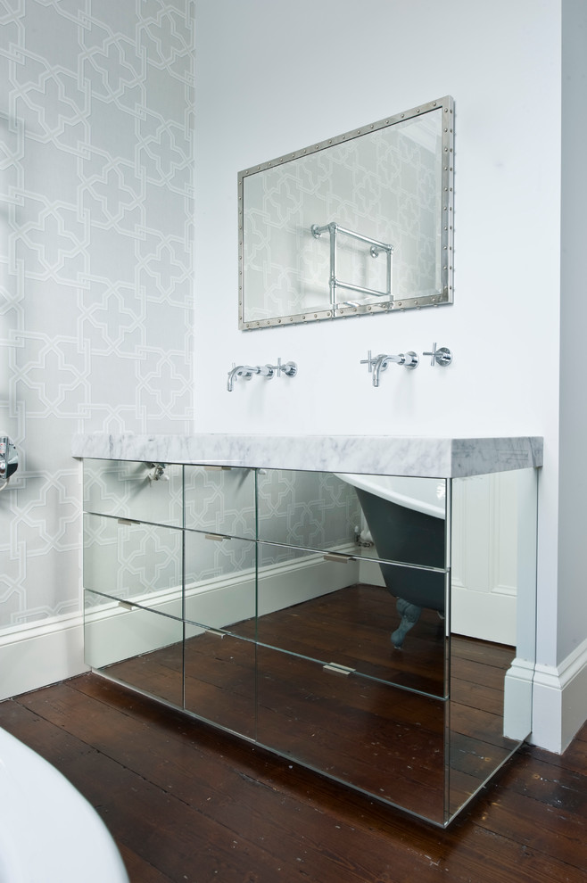 Foto på ett mellanstort funkis en-suite badrum, med ett undermonterad handfat, släta luckor, marmorbänkskiva, ett badkar med tassar, en dubbeldusch, en vägghängd toalettstol, grå väggar och mörkt trägolv
