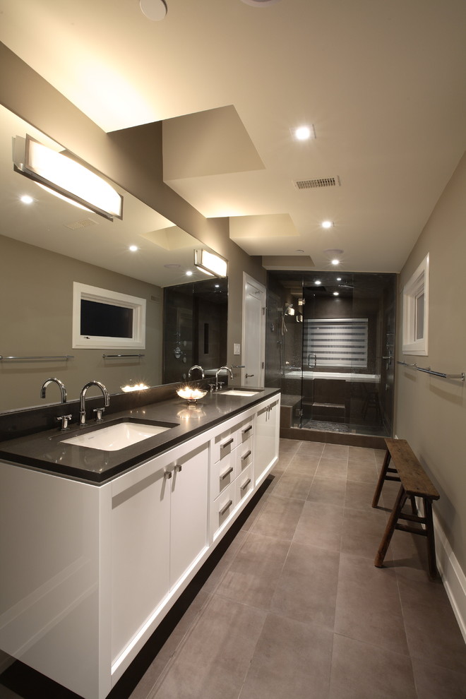 Ejemplo de cuarto de baño contemporáneo con lavabo bajoencimera, armarios estilo shaker, puertas de armario blancas, ducha empotrada y baldosas y/o azulejos grises