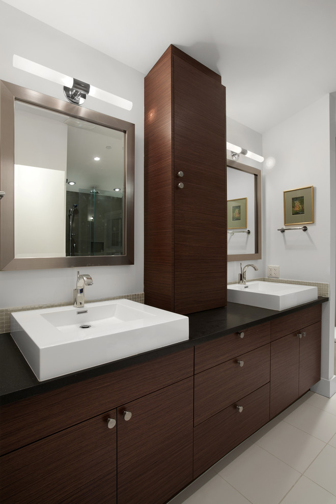 バンクーバーにあるコンテンポラリースタイルのおしゃれな浴室 (ベッセル式洗面器、照明) の写真