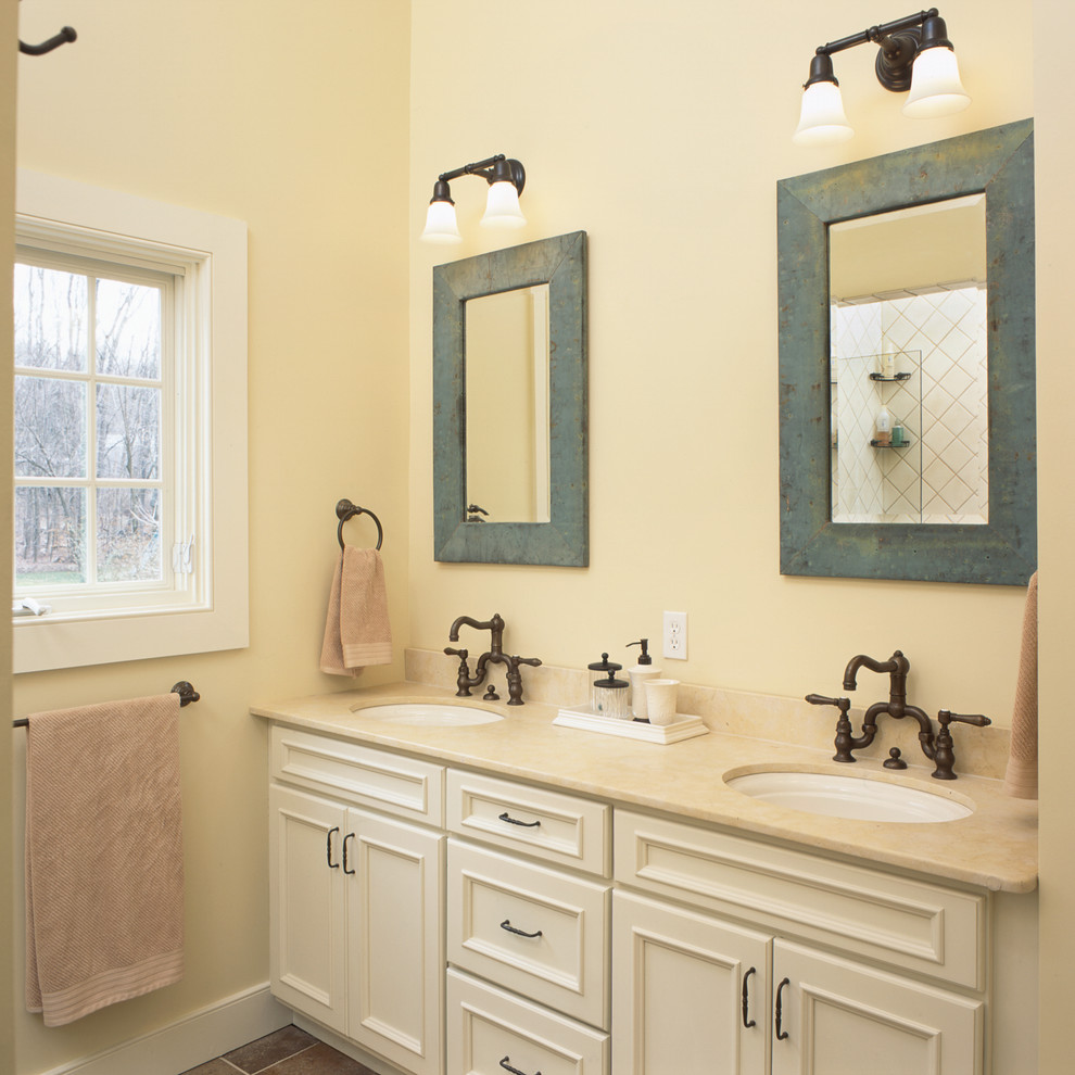 Foto di una stanza da bagno padronale country di medie dimensioni con ante con riquadro incassato, ante bianche e pareti beige