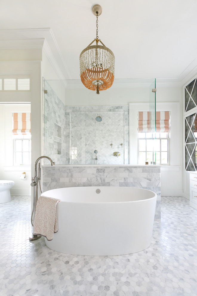 Idee per una stanza da bagno padronale classica con vasca freestanding, doccia ad angolo, piastrelle grigie, pareti bianche, pavimento grigio e doccia aperta