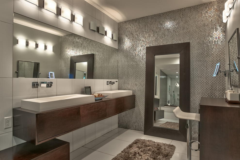 Imagen de cuarto de baño principal contemporáneo con puertas de armario de madera en tonos medios, lavabo sobreencimera y encimera de madera