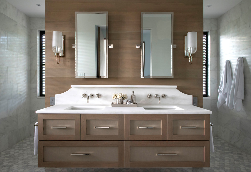 Idéer för vitt en-suite badrum, med skåp i shakerstil, bruna skåp, en kantlös dusch, grå kakel, grå väggar, mosaikgolv, ett undermonterad handfat, grått golv och med dusch som är öppen
