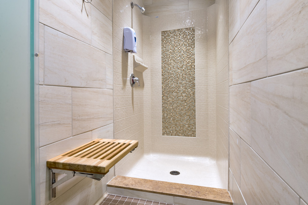 Idéer för ett badrum, med en dusch i en alkov och med dusch som är öppen