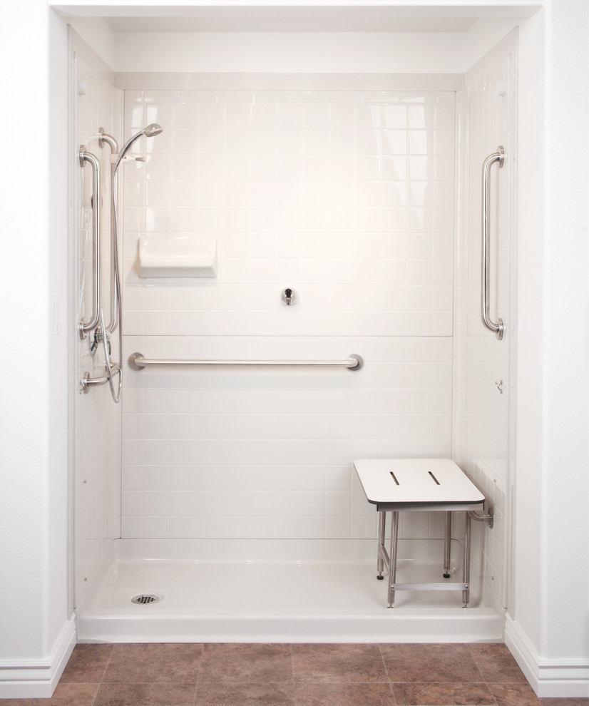 Idee per una stanza da bagno con doccia alcova e doccia aperta