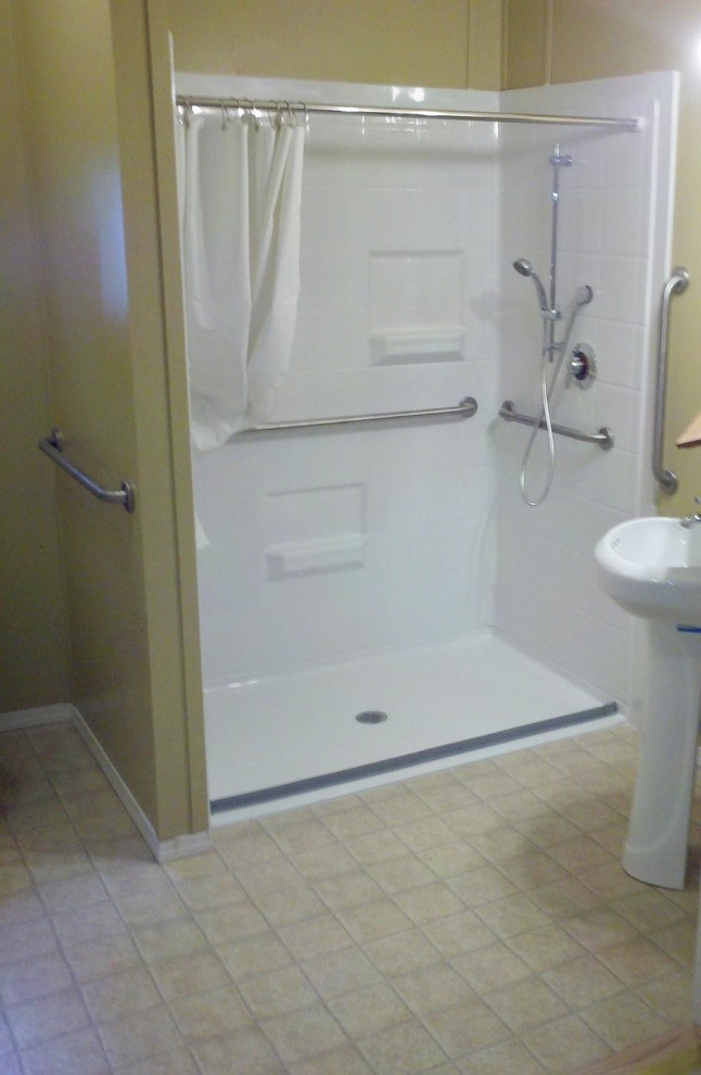 Bathroom with a built-in shower and a shower curtain.
