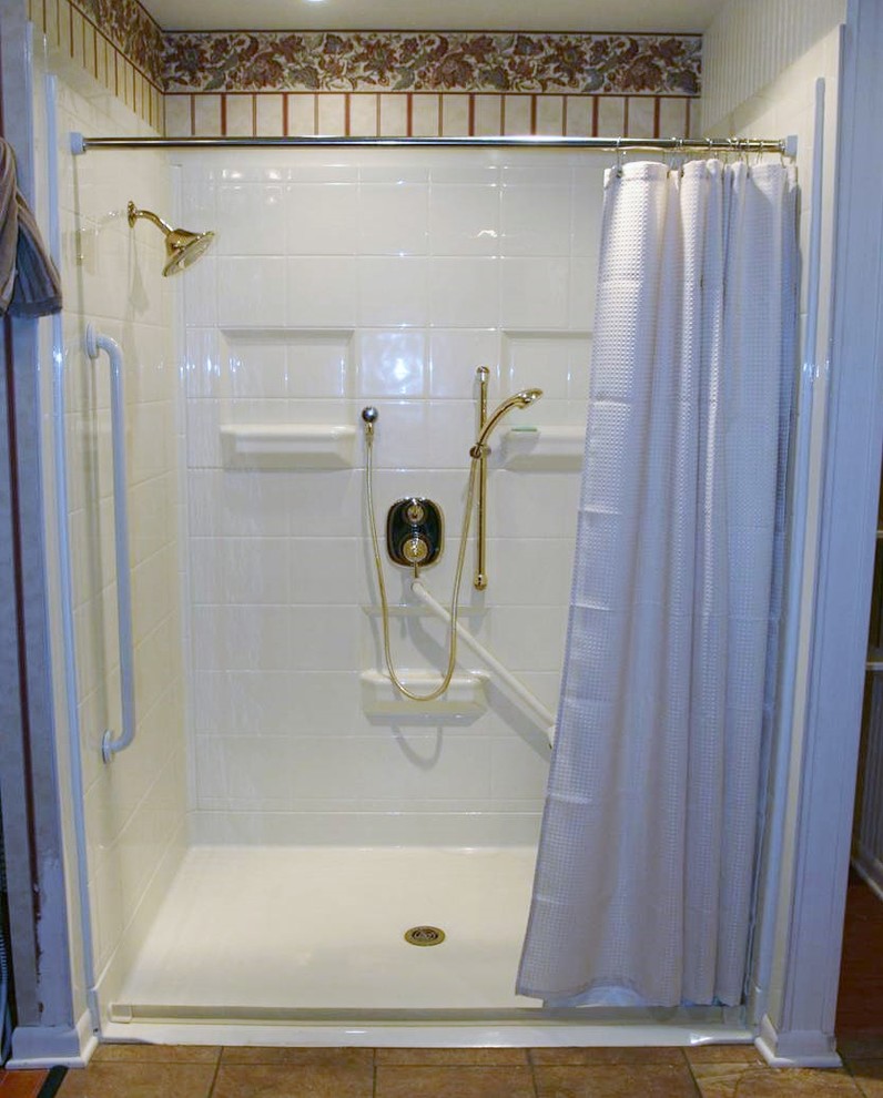 Badezimmer mit bodengleicher Dusche und Duschvorhang-Duschabtrennung