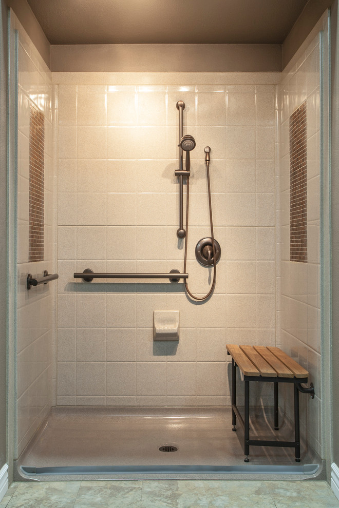 Foto di una stanza da bagno con doccia a filo pavimento e doccia aperta