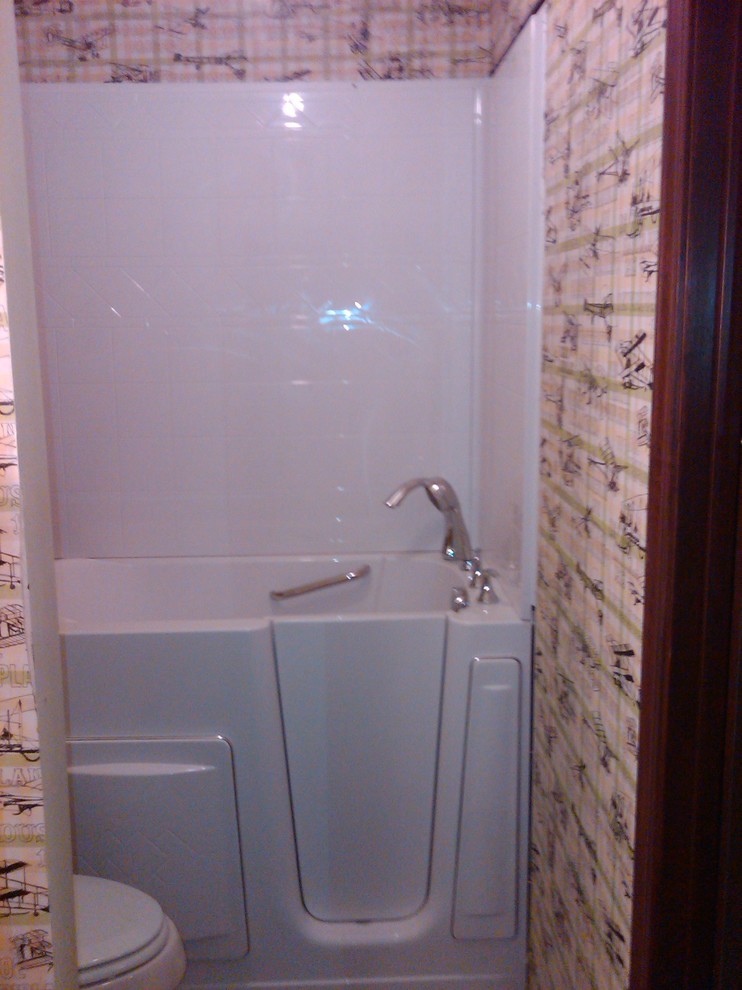 Immagine di una stanza da bagno con vasca da incasso