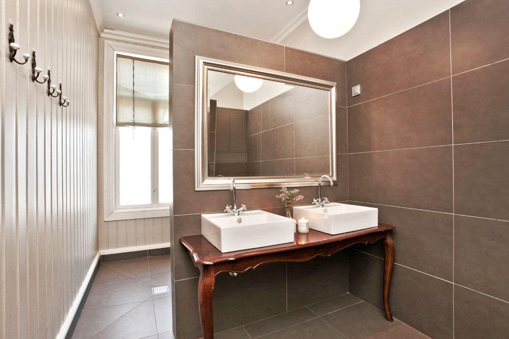 Идея дизайна: ванная комната в стиле неоклассика (современная классика) с настольной раковиной