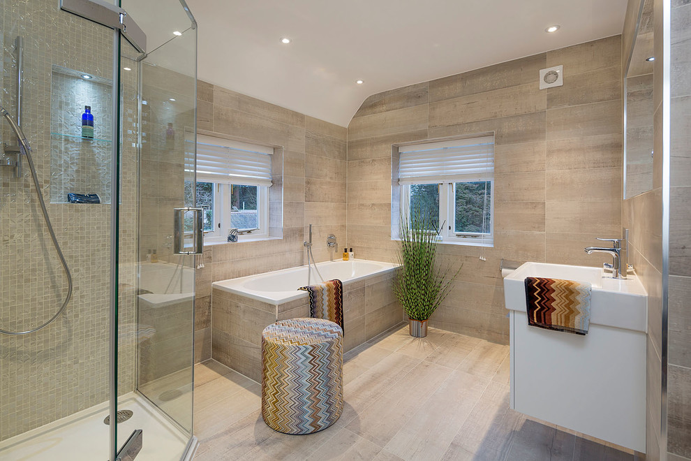 Inspiration för mellanstora moderna badrum, med en hörndusch, klinkergolv i keramik, ett väggmonterat handfat, ett platsbyggt badkar och keramikplattor