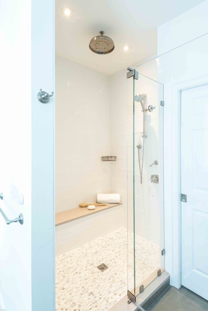 На фото: главная ванная комната среднего размера в морском стиле с фасадами с декоративным кантом, синими фасадами, душем в нише, раздельным унитазом, разноцветной плиткой, удлиненной плиткой, белыми стенами, полом из известняка, врезной раковиной, столешницей из известняка, серым полом, душем с распашными дверями и серой столешницей