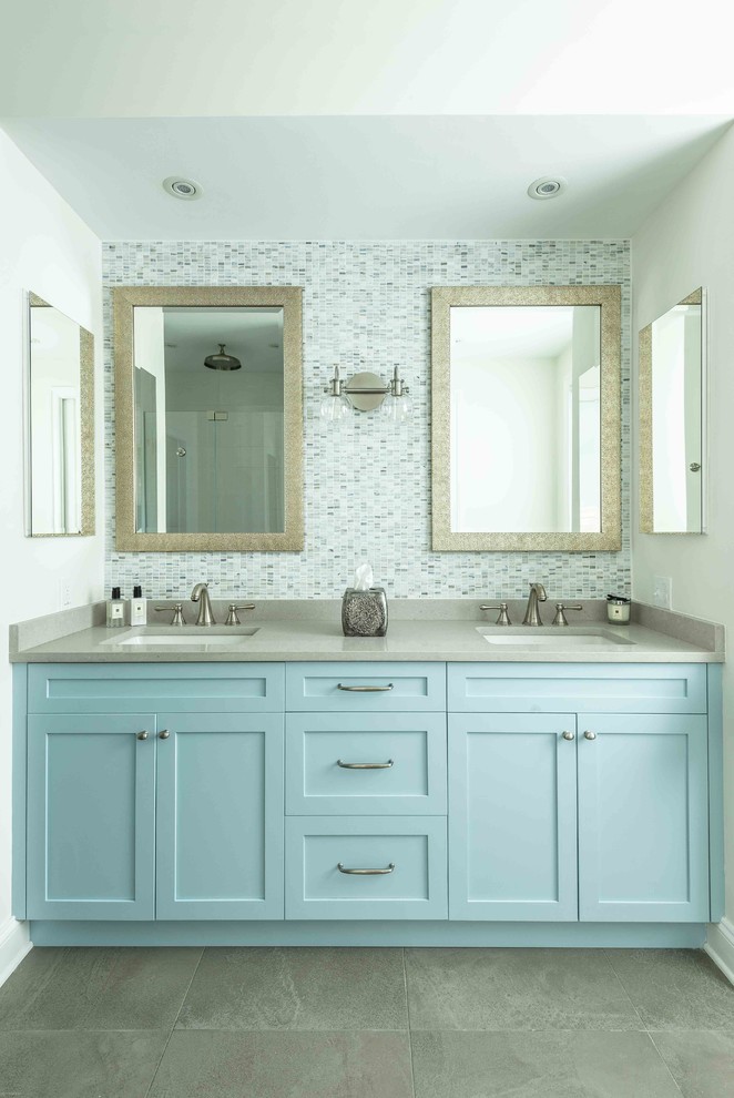 Свежая идея для дизайна: главная ванная комната среднего размера в морском стиле с фасадами с декоративным кантом, синими фасадами, душем в нише, раздельным унитазом, разноцветной плиткой, удлиненной плиткой, белыми стенами, полом из известняка, врезной раковиной, столешницей из известняка, серым полом, душем с распашными дверями и серой столешницей - отличное фото интерьера