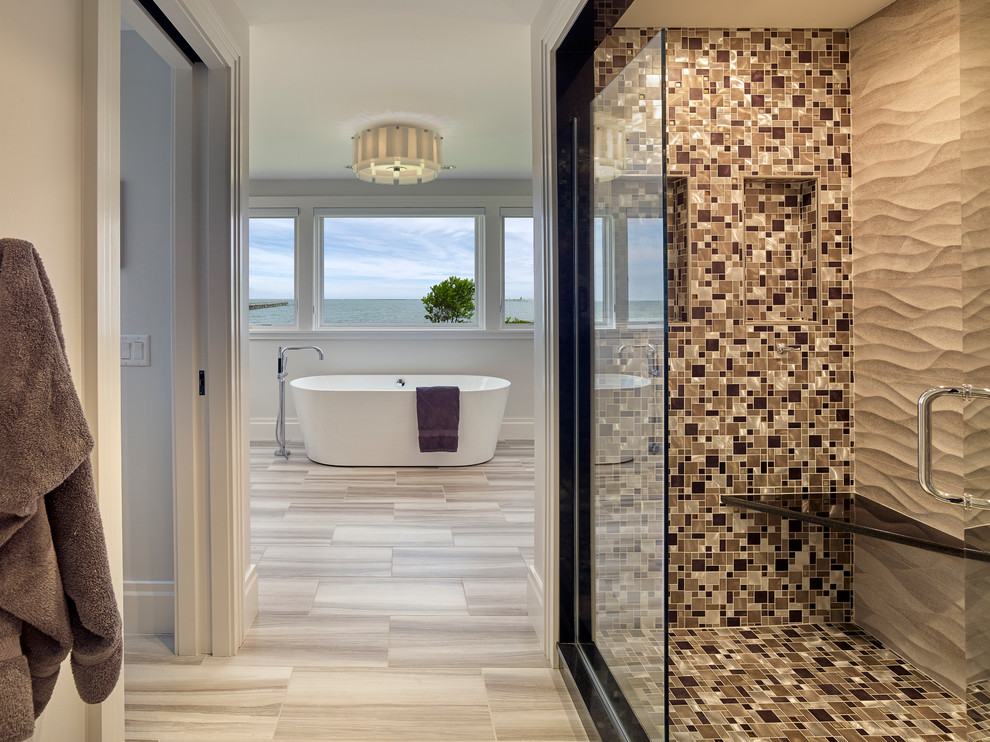 Bild på ett stort funkis en-suite badrum, med ett fristående badkar, beige kakel, brun kakel, mosaik, klinkergolv i porslin, brunt golv, dusch med gångjärnsdörr, släta luckor, vita skåp, en dusch i en alkov, grå väggar och ett undermonterad handfat