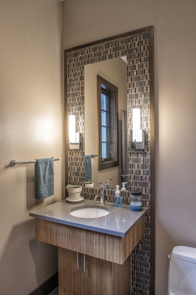 Exemple d'une salle de bain tendance en bois brun avec un lavabo encastré, un placard à porte plane, un carrelage multicolore, mosaïque, un mur beige et un plan de toilette gris.