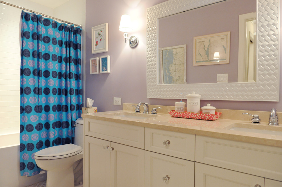 Cette photo montre une salle de bain tendance avec un lavabo encastré, un placard avec porte à panneau encastré, des portes de placard blanches, un combiné douche/baignoire et un mur violet.