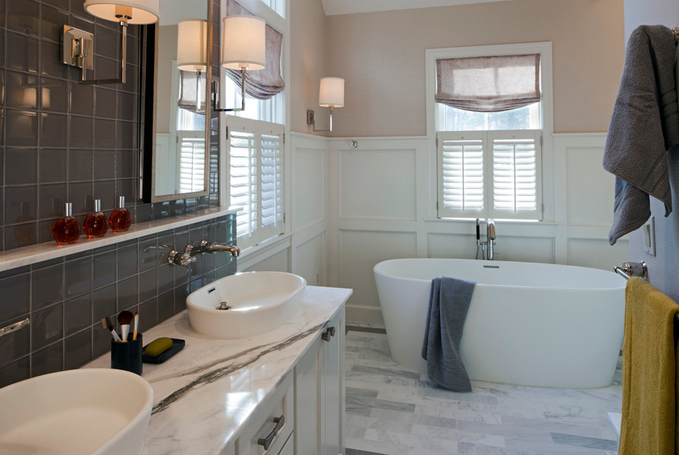 Idéer för ett mellanstort klassiskt en-suite badrum, med luckor med infälld panel, vita skåp, ett fristående badkar, beige väggar, marmorgolv, ett fristående handfat, marmorbänkskiva och vitt golv