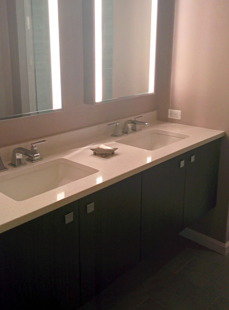 Immagine di una piccola stanza da bagno con doccia minimal con ante lisce, ante marroni, piastrelle bianche, pareti beige, lavabo da incasso e top in marmo