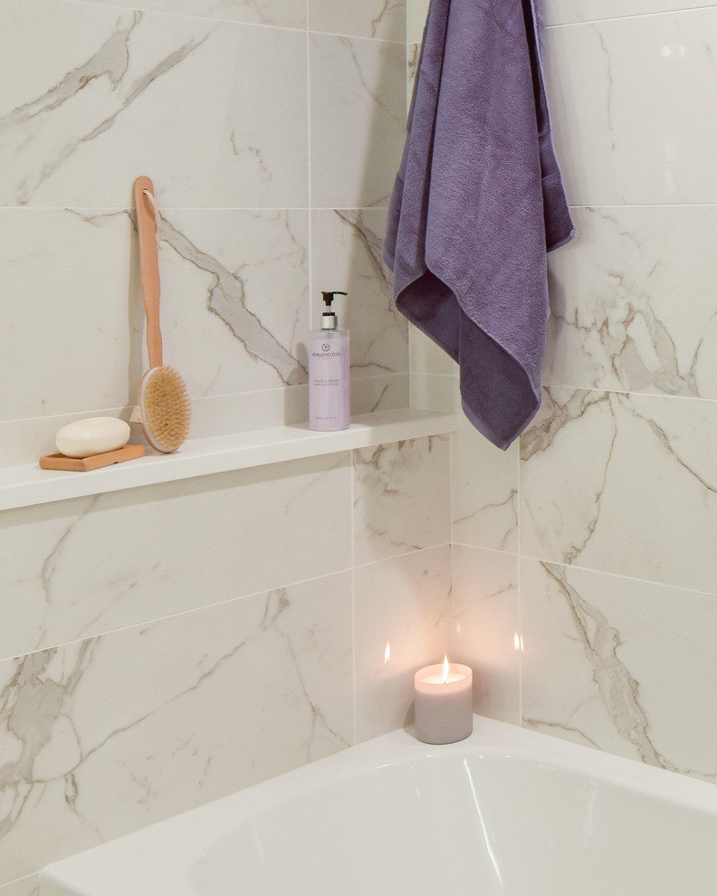 Idéer för mellanstora vintage vitt en-suite badrum, med ett badkar i en alkov, vit kakel, marmorkakel och bänkskiva i kvarts