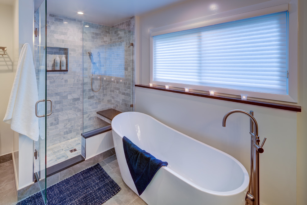 Exempel på ett mellanstort modernt vit vitt en-suite badrum, med släta luckor, blå skåp, ett fristående badkar, en dusch/badkar-kombination, en toalettstol med hel cisternkåpa, grå kakel, porslinskakel, grå väggar, klinkergolv i porslin, ett undermonterad handfat, bänkskiva i kvarts, grått golv och med dusch som är öppen