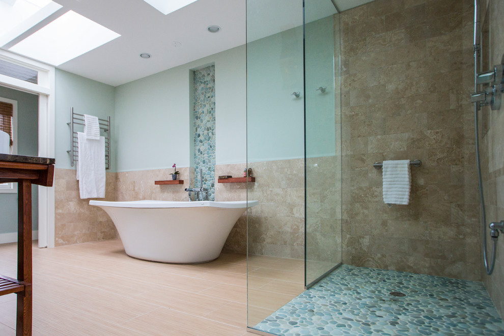 Идея дизайна: большая главная ванная комната в морском стиле с столешницей из гранита, бежевой плиткой и керамической плиткой